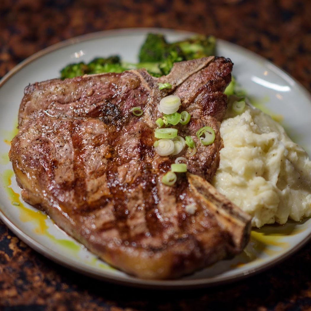 Uncutt Bar & Restaurant 1