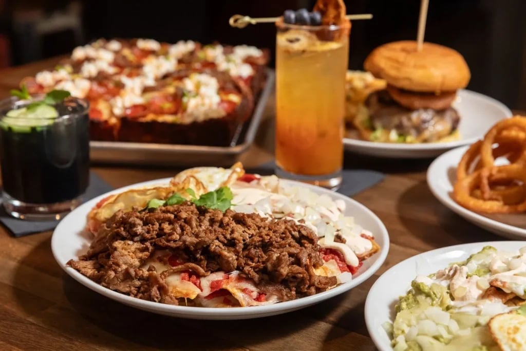 Cali's Sports Bar & Kitchen 1