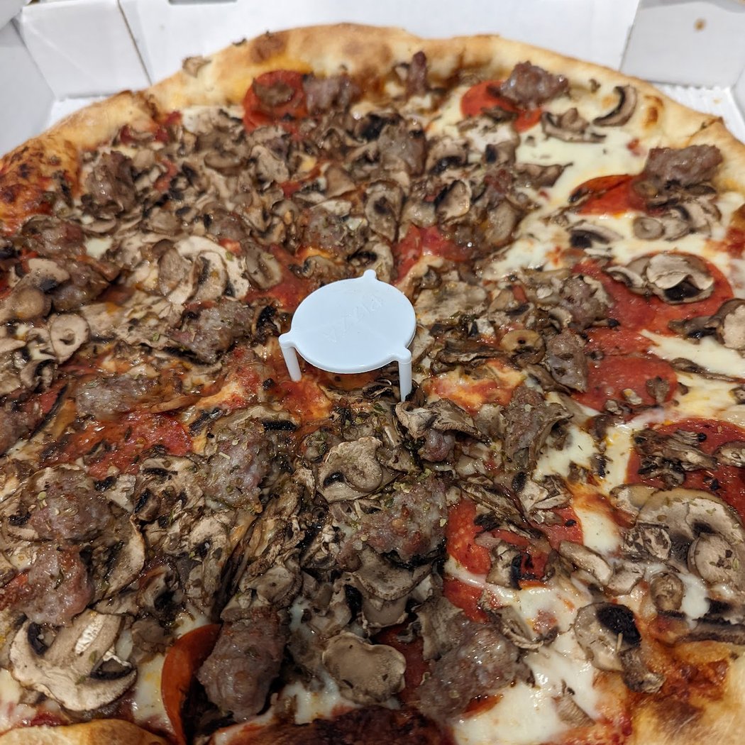Toto's Pizzeria & Restaurant 3