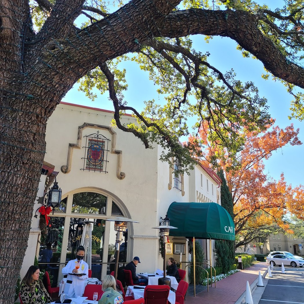 Highland Park Village’s Christmas Lights Celebration and Shopping Stroll 2