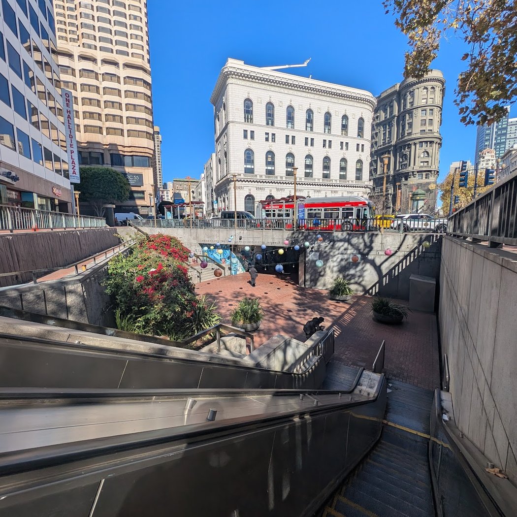 San Francisco Scavenger Hunt with Pub & Cafe Stops 3