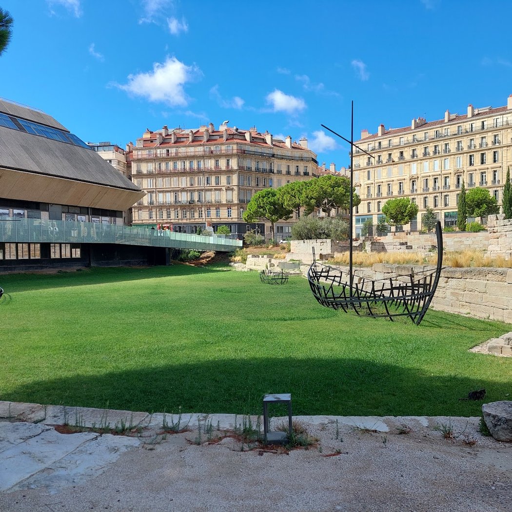 Le manque de visibilité de l’histoire coloniale de Marseille et de ses traces encore présentes aujourd’hui.