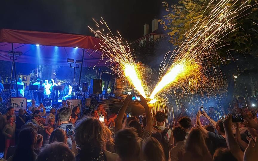 Concert d'Alaiak (choeur d'hommes basque) - Toro de Fuego et bataille de confettis 1