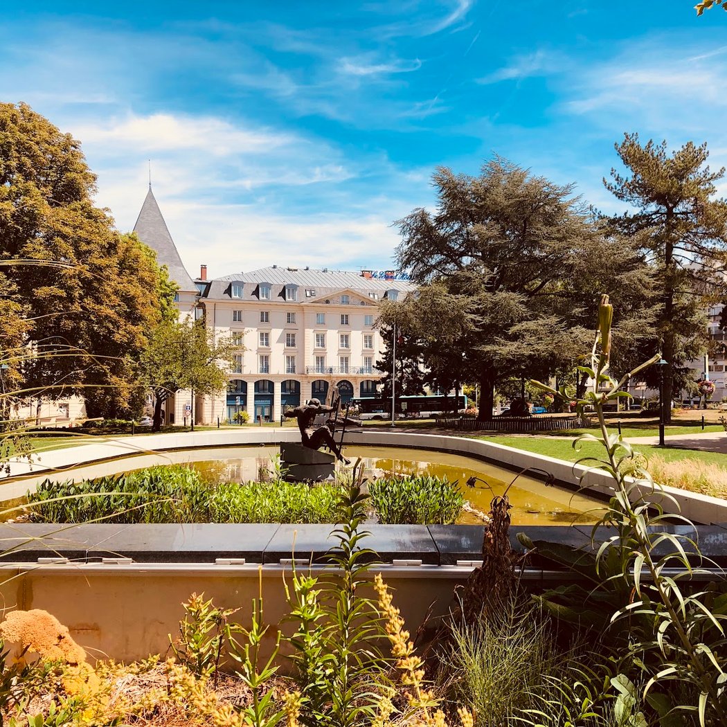 Allée de la Tour du Lac 1