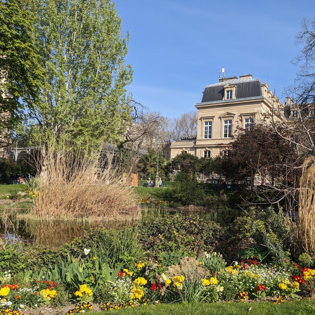 Unwind at Square du Temple 1