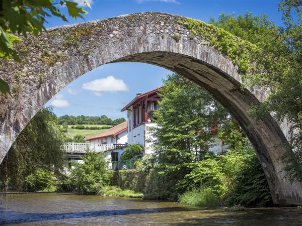 Visite du bourg de Baigorri par l'animateur de Mehaka 1