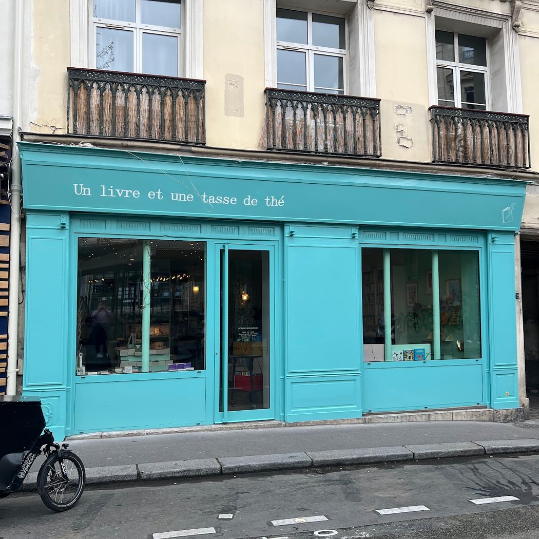 Un livre et une tasse de thé 2