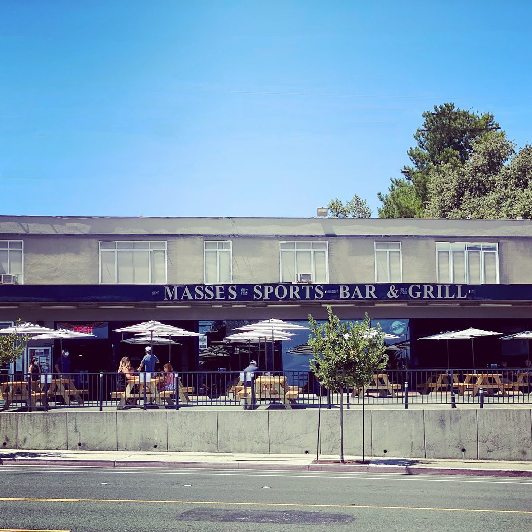 Masses Sports Bar & Grill 4