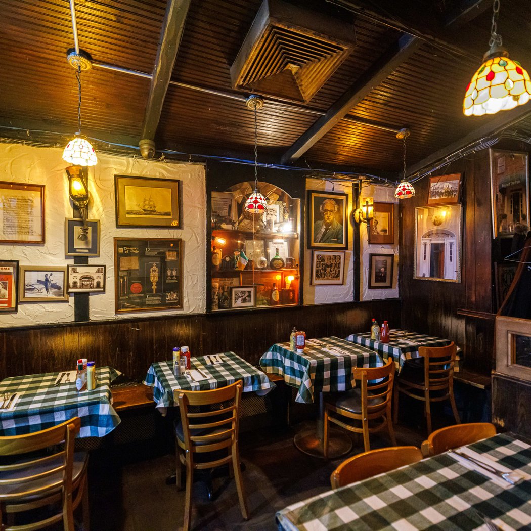 Molly's Shebeen Bar + Restaurant 3