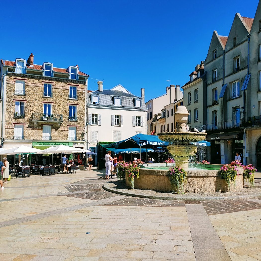 Pl. de la Fontaine 1