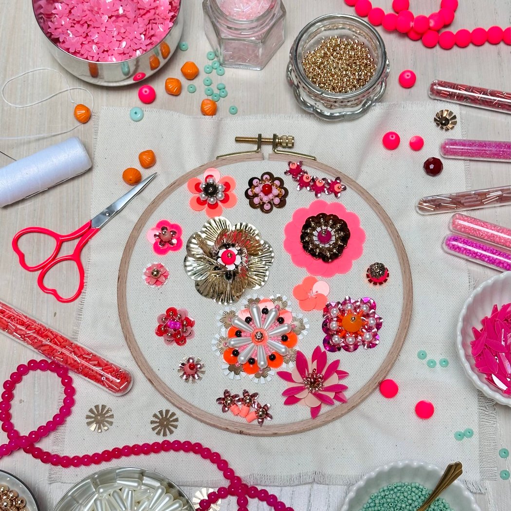 Atelier broderie : fleurs en 3D avec des perles et des paillettes 2