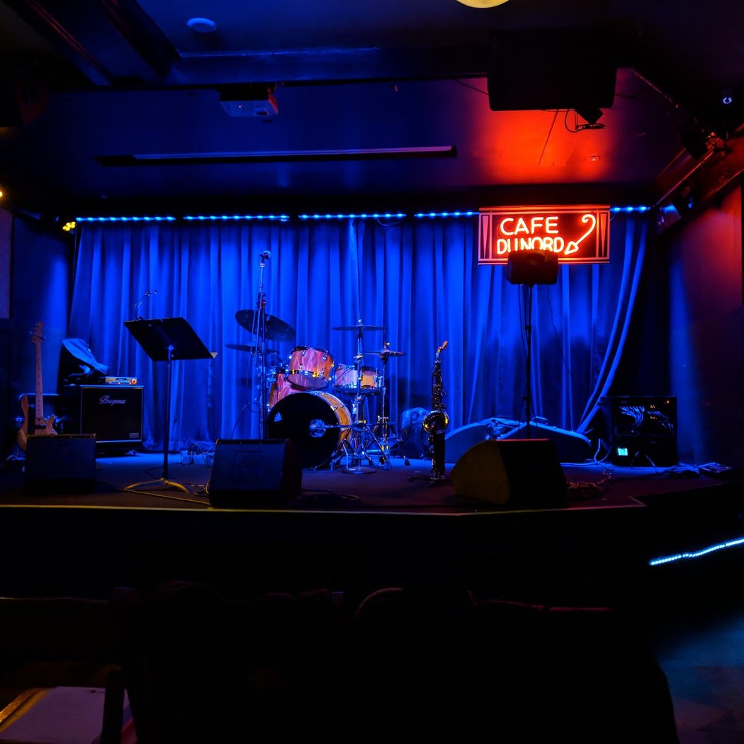 Rogue Wave (Early Show) playing Out of the Shadow with Meric Long 3