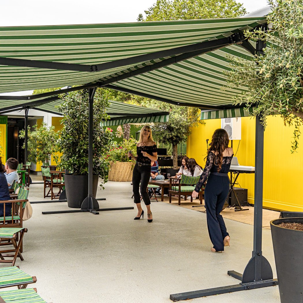 La terrasse jardin de la péniche Maison Jaune 1