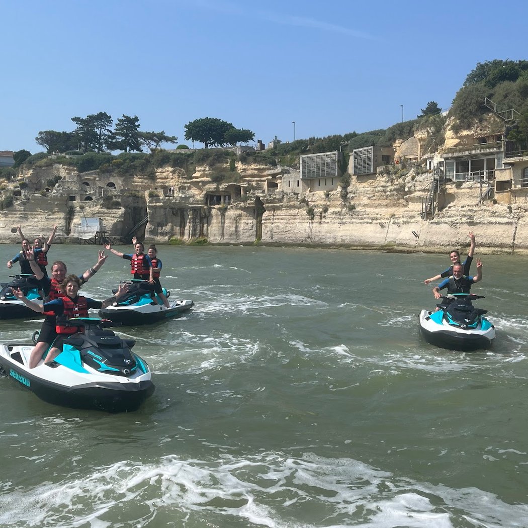 eXtreme Jet 33 Watersports « Location Jet-ski•Randonnée Jet-Ski avec ou sans permis•Parachute ascensionnel•Bouée Tractée » 2