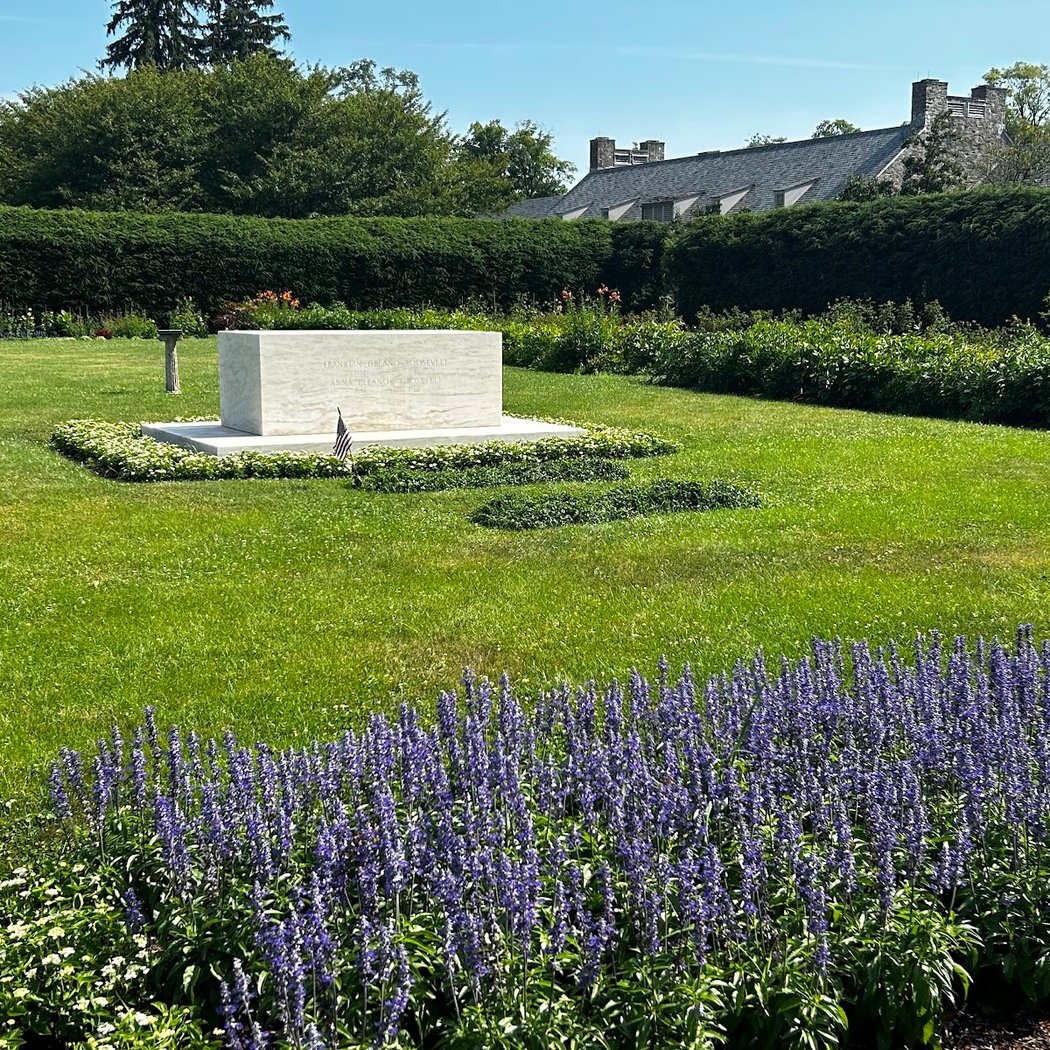 Franklin and Eleanor Roosevelt Grave 1
