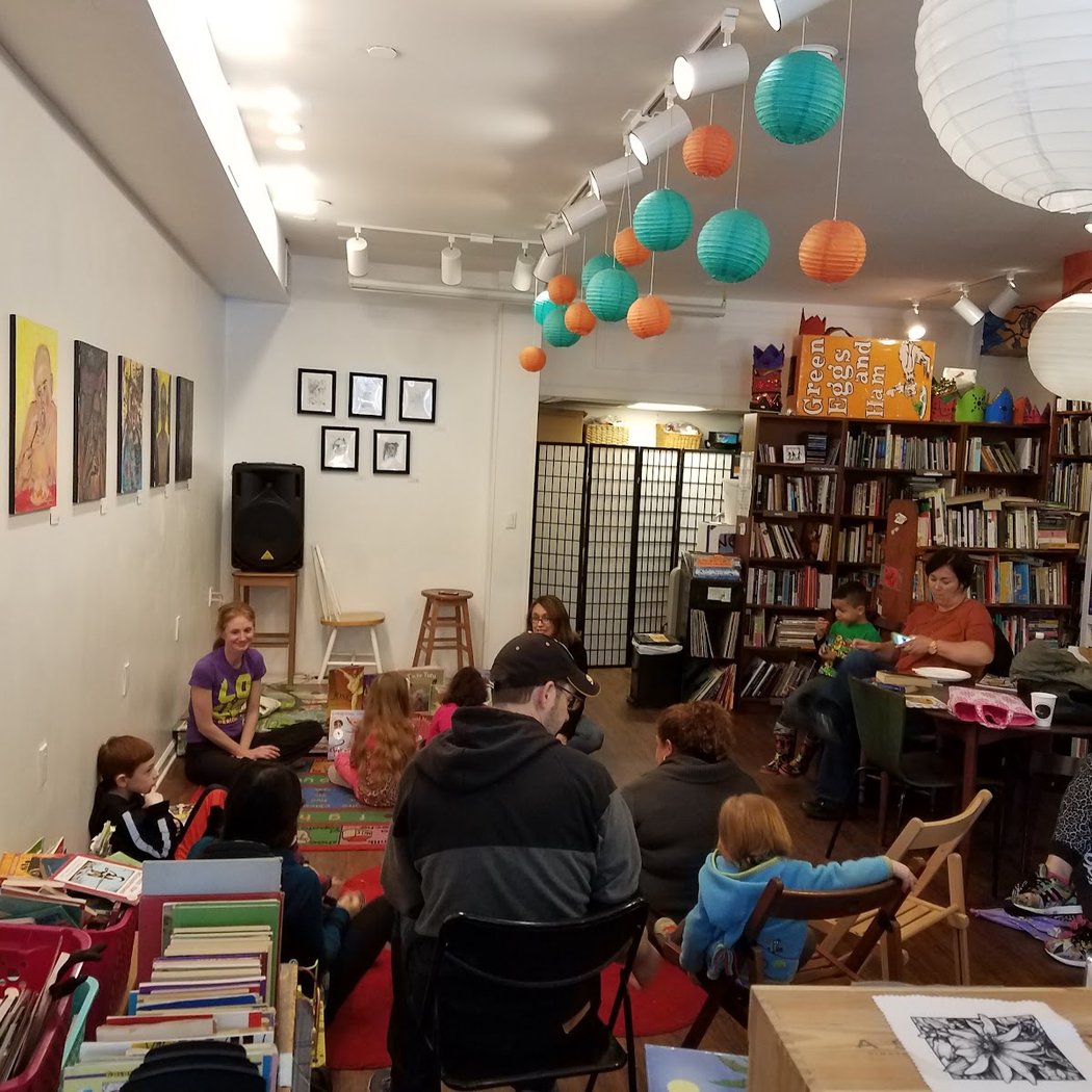 Word Up Community Bookshop/Librería Comunitaria 5