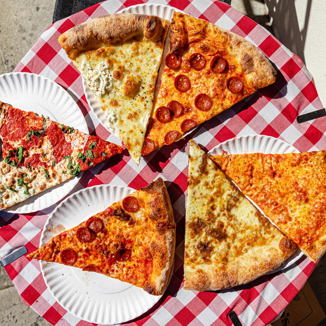 Mano's Pizzeria 4