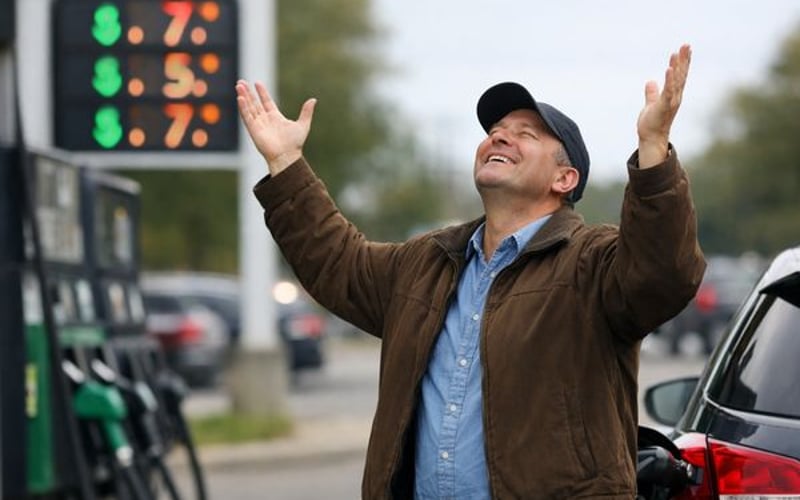 Crude Oil Futures Tumble as Curve Flattens After War‑Driven Spike