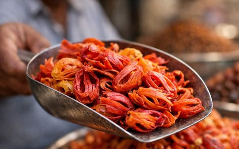 Les prix de la mace indienne stables alors que la canicule et la complexité du muscade limitent la baisse
