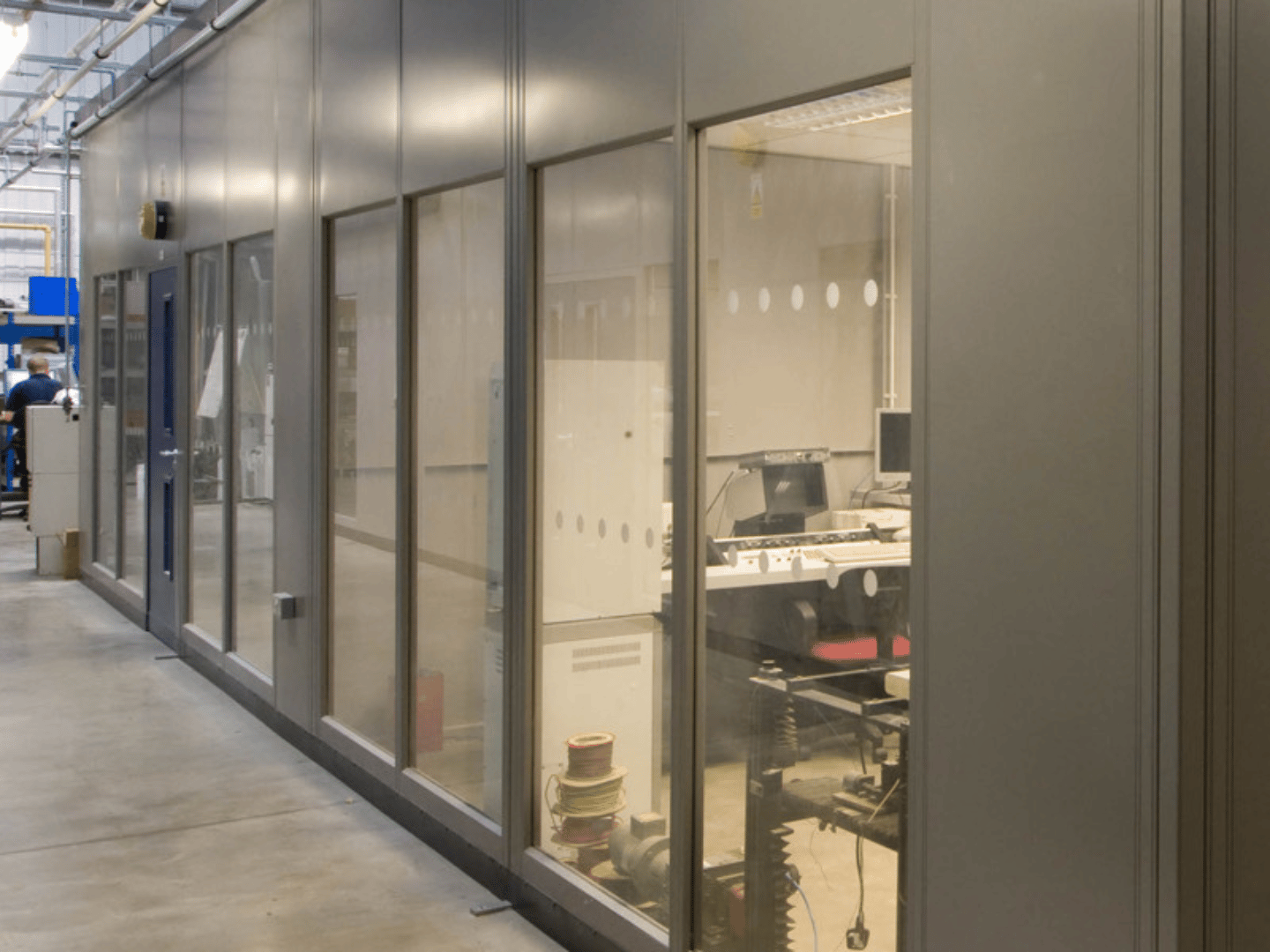 Double skin steel partitioning installation