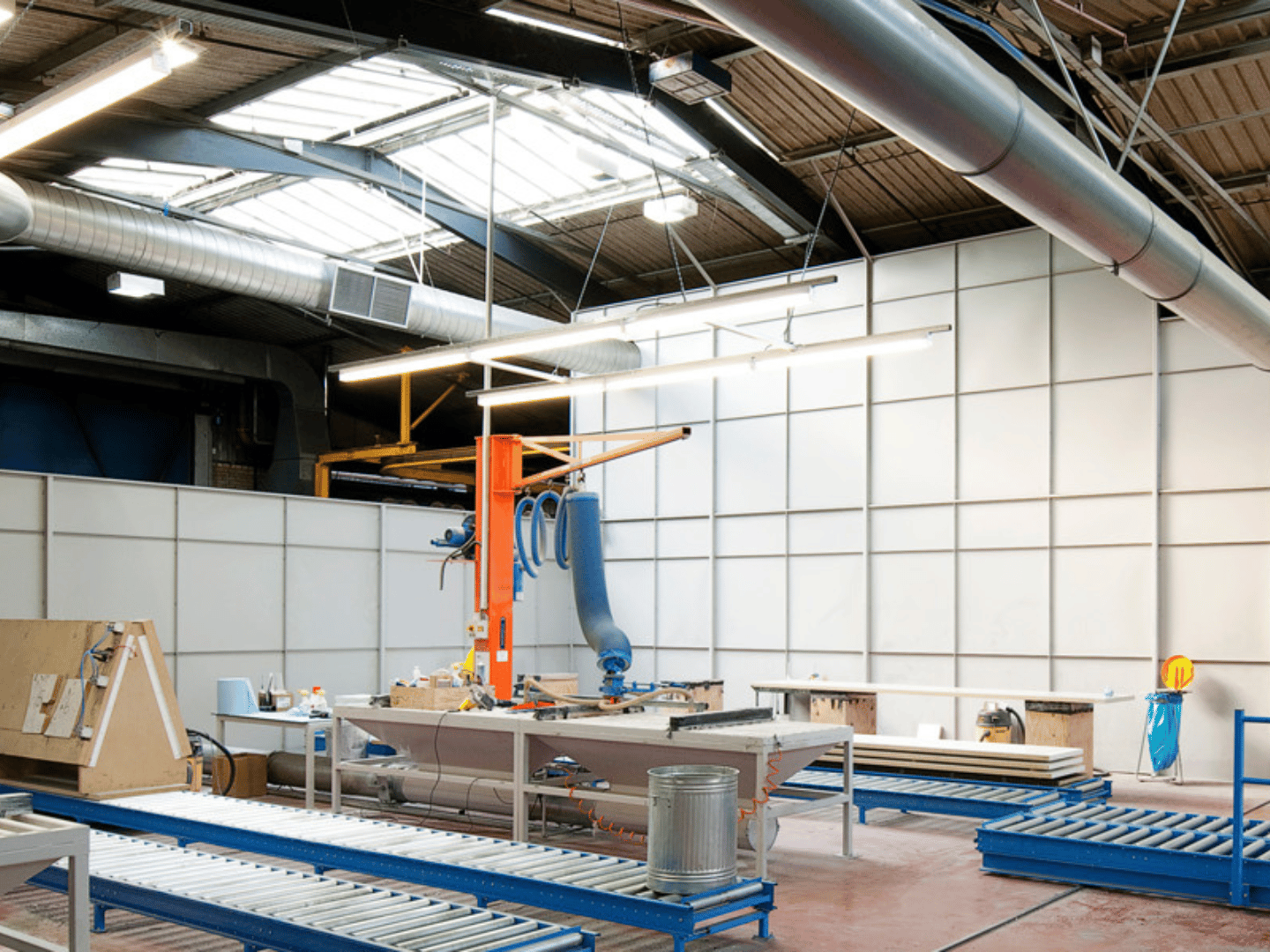 Single skin steel partitioning installation