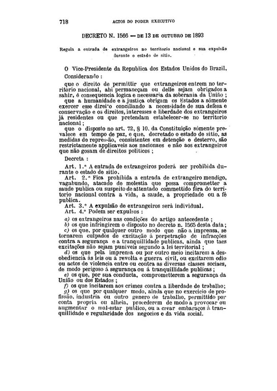 Imagem de página oficial do Decreto nº 1.566, de 13 de outubro de 1893, publicada sob o título “Actos do Poder Executivo”. O texto impresso ocupa toda a página, com margens estreitas, em fonte serifada preta sobre fundo branco. O decreto trata da regulação da entrada e expulsão de estrangeiros no território brasileiro durante o estado de sítio. O artigo 2º proíbe a entrada de estrangeiros considerados social ou fisicamente indesejáveis, como 'mendigos', 'vagabundos', pessoas doentes e suspeitas de crimes, mesmo sem julgamento. O artigo 4º autoriza a expulsão por vários motivos, incluindo prática de crime ou incitação à desordem. O documento reflete uma política de controle social e higienização da população, alinhada com o projeto republicano de exclusão e repressão a sujeitos considerados “indesejáveis”.