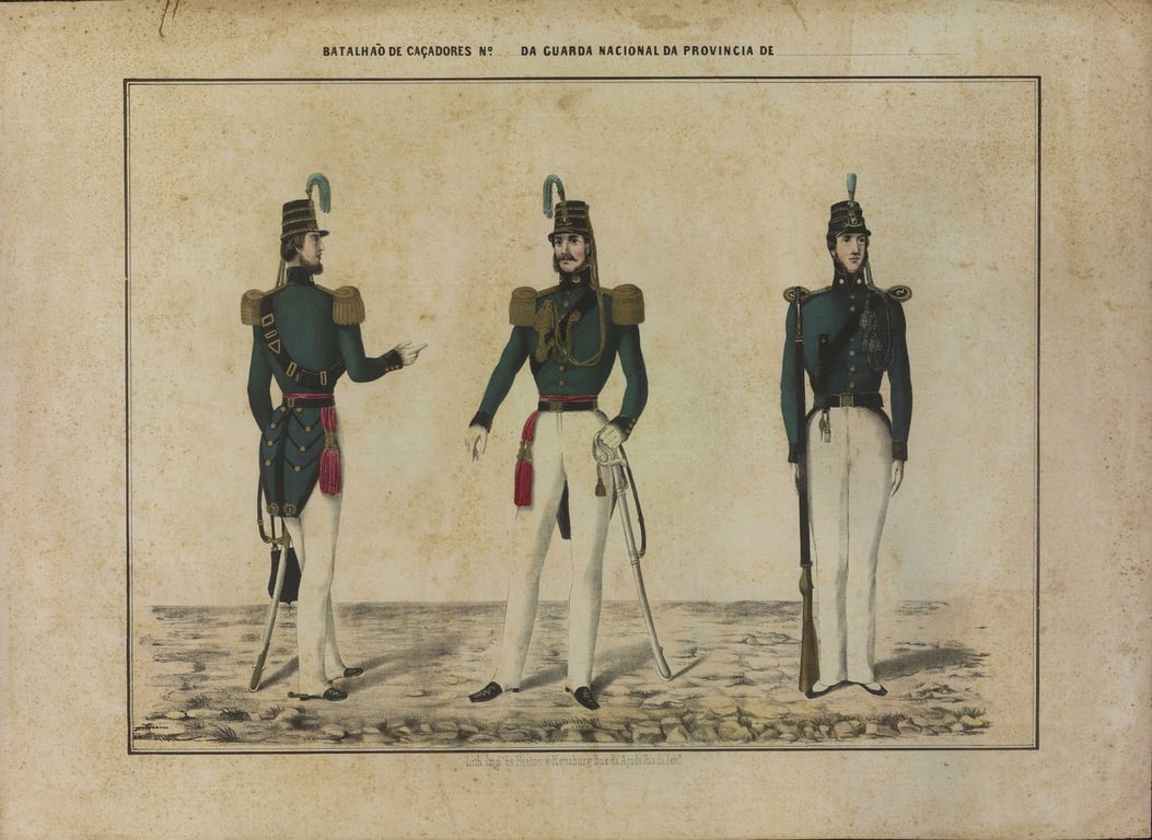Litografia do Batalhão de Caçadores da Guarda Nacional da Província do Rio de Janeiro, produzida pelo Império de Heaton e Rensburg, na Rua da Ajuda, Rio de Janeiro, como consta na parte inferior da imagem. O fundo amarelado e a textura do papel indicam a antiguidade do documento. A ilustração apresenta três soldados uniformizados, posicionados lado a lado, eles vestem casacas azuis de gola alta, botões dourados e dragonas nos ombros. As calças são brancas, dois portam um sabre pendurado na lateral, enquanto outro segura uma espécie de rifle. Os chapéus altos, com detalhes azuis e dourados, completam a vestimenta formal. A impressão em litografia registra a composição e o vestuário de uma unidade militar da Guarda Nacional no período imperial brasileiro.