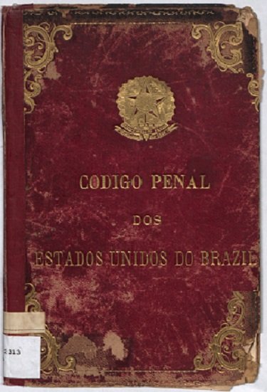 Capa de um exemplar impresso do Código Penal dos Estados Unidos do Brazil, de 1890. O fundo é vermelho, bastante desgastado, com manchas, arranhões e bordas danificadas pelo tempo. No topo da capa está o brasão da República do Brasil em dourado. Abaixo, o título aparece em letras douradas e serifadas. Ornamentações douradas decoram os cantos superior direito e inferior esquerdo. O documento representa a institucionalização da justiça criminal no início da República, com foco em consolidar uma ordem legal moderna, influenciada pelo positivismo e pela ideia de controle social por meio da punição.