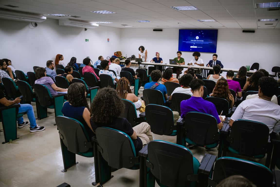 Imagem do lançamento do website Linha de Cor na UNB