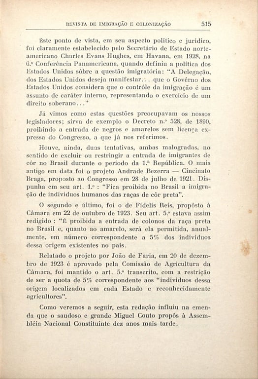Página 515 da Revista de Imigração e Colonização, com texto em português discutindo políticas de controle imigratório no Brasil e nos Estados Unidos. A página cita a Conferência Panamericana de 1928, em Havana, na qual o secretário de Estado norte-americano Charles Evans Hughes declarou que o controle da imigração era um direito soberano de cada Estado. O trecho destaca ainda o Decreto nº 528 de 1890, que proibia a entrada de pessoas negras e asiáticas sem autorização do Congresso, e menciona duas propostas legislativas da Primeira República: o projeto Andrade Bezerra, de 1921, que propunha a proibição da imigração de pessoas negras, e o projeto de Fidelis Reis, de 1923, que vedava a entrada de colonos negros e restringia a de asiáticos a 5% da população já residente no país.