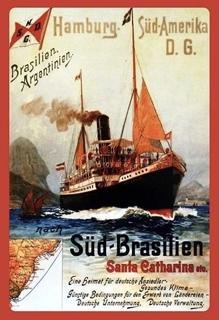 Cartaz do século XIX promovendo a imigração alemã para o sul do Brasil, com destaque para o estado de Santa Catarina. Em primeiro plano, uma embarcação a vapor com velas vermelhas navega no mar. Ao fundo, formações rochosas sugerem o litoral brasileiro. Na lateral inferior esquerda, há um pequeno mapa destacando o sul do Brasil. Acima do navio, aparecem inscrições em alemão: 'Hamburg Süd-Amerika D.G.' e 'Brasilien. Argentinien.' Embaixo, em letras grandes, lê-se 'nach Süd-Brasilien – Santa Catharina etc.' Abaixo disso, um texto em alemão promove as vantagens da migração: 'Uma pátria para colonos alemães – clima saudável – condições favoráveis para aquisição de terras – empresa alemã, administração alemã.' O cartaz integra os esforços do Estado brasileiro, no século XIX, para atrair imigrantes europeus ao sul do país, promovendo vantagens como terras férteis, clima ameno e autonomia cultural e administrativa.