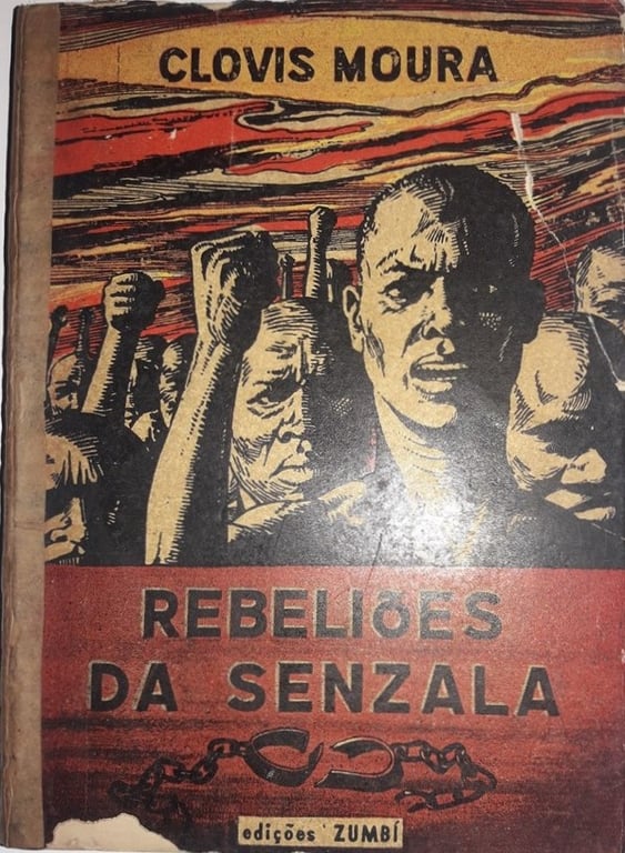 Capa do livro Rebeliões da Senzala, de Clóvis Moura, publicada pelas Edições Zumbi. A ilustração mostra, em primeiro plano, rostos de homens e mulheres negros com expressões firmes, voltados para a frente. Ao redor deles, diversas pessoas aparecem com os punhos erguidos, formando uma multidão. O fundo é composto por faixas em tons de vermelho, laranja e preto. Na parte superior, está o nome do autor. Na metade inferior, aparece o título “Rebeliões da Senzala”. Abaixo do título, uma corrente rompida ocupa o centro da capa e, na parte inferior, está o logotipo das Edições Zumbi.