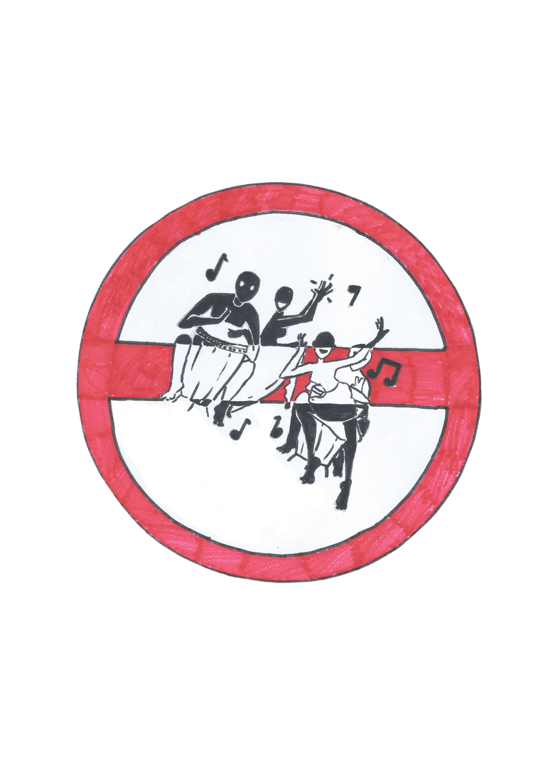 Ilustração de Fênix Valentim intitulada 'Proibido batuque', composta por uma imagem em formato de placa de proibição com uma faixa horizontal vermelha no centro. Na imagem, três pessoas negras são representadas em movimento: uma toca tambor, outra toca um instrumento de corda e a terceira dança com os braços erguidos, rodeadas por notas musicais que sugerem ritmo e expressão corporal. A cena é atravessada pela faixa vermelha da placa, simbolizando a repressão a essas práticas.