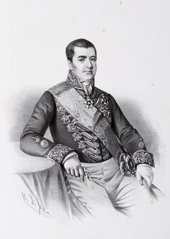A ilustração em preto e branco retrata Bernardo Pereira de Vasconcellos, homem branco de cabelos curtos e escuros, sentado com uma expressão levemente sorridente. Ele veste um casaco escuro ornamentado com bordados imperiais detalhados e uma faixa atravessada no peito, indicando uma posição de destaque. Sobre seu peito, há uma medalha pendurada, e suas mãos descansam, uma segurando o cabo de uma bengala ou espada, a outra sobre uma superfície ao seu lado, segurando o que aparenta ser uma luva. O fundo da imagem é neutro, com sombreamento leve que destaca a figura.