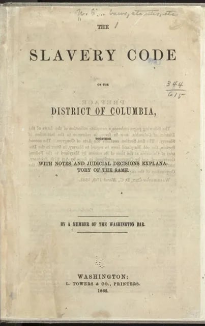 Capa do livro Código da Escravidão do Distrito de Columbia, publicado em 1862 nos Estados Unidos. A página tem fundo amarelado, indicando desgaste pelo tempo. O título, em caixa alta, está centralizado na parte superior da página: 'The Slavery Code Of The District Of Columbia'. Logo abaixo, uma legenda explica que o livro contém notas e decisões judiciais sobre a escravidão na região. O nome do autor não está visível, apenas a menção a um 'membro da Ordem dos Advogados de Washington'. No rodapé, aparecem os créditos da editora: 'Washington: L. Towers & Co., Printers. 1862.'