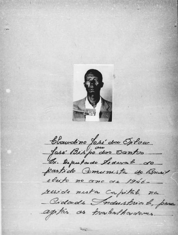 Ficha policial de Claudino José da Silva, ex-deputado estadual eleito em 1946 pelo Partido Comunista do Brasil. A folha apresenta sua fotografia em preto e branco no topo e um texto manuscrito abaixo, informando nome, filiação política e local de residência e que Claudino morava na Cidade Industrial para agitar os trabalhadores.