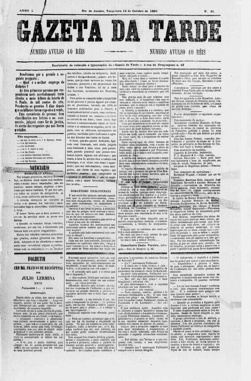 Imagem da primeira página do jornal 'Gazeta da Tarde', edição nº 81, do Rio de Janeiro, terça-feira, 12 de outubro de 1880. A página exibe o título do jornal em letras grandes e pretas no topo. Abaixo, várias colunas de texto preto sobre fundo branco. À esquerda, o 'NOTICIÁRIO' destaca a seção “ESCRAVIDÃO ANTIGA”, que discute as condições e injustiças históricas relacionadas à escravidão. Na parte inferior, o folhetim 'Cem Mil Francos de Recompensa', de Julio Lermina, continua a narrativa do capítulo XXVII. As colunas estão repletas de textos longos, característicos dos jornais da época, sem imagens ou fotografias.