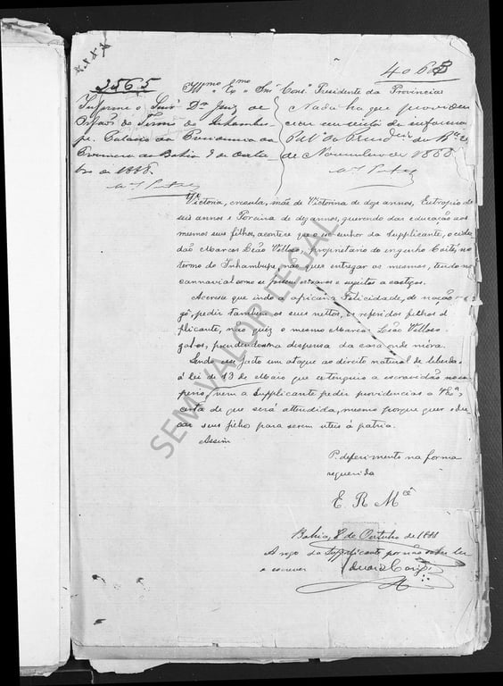 Documento da petição feita por Victoria, mulher negra liberta, ao presidente da Província da Bahia, Manuel Machado Portela, em 8 de outubro de 1888. O papel apresenta estado desgastado, com bordas rasgadas, dobras visíveis e manchas escuras. A caligrafia é feita à mão com tinta escura, típica da escrita formal da época. No topo do documento, há anotações com datas e despachos administrativos. No conteúdo da petição, Victoria solicita a libertação de seus três filhos menores – Victorina, de doze anos, Eutrópio, de seis, e Porcina, de dez – que continuam sendo mantidos como escravizados pelo seu ex-senhor, Marcos Leão Velloso, proprietário do engenho Coité, no termo de Inhambupe. Ela relata que seus filhos são mantidos em trabalho forçado no canavial, sujeitos a castigos e presos em uma despensa, mesmo após a promulgação da Lei Áurea, em 13 de maio de 1888. Victoria afirma querer educá-los para que se tornem úteis à pátria. A petição é assinada por Eduardo Carijé, 'a rogo da suplicante por não saber ler e escrever'.