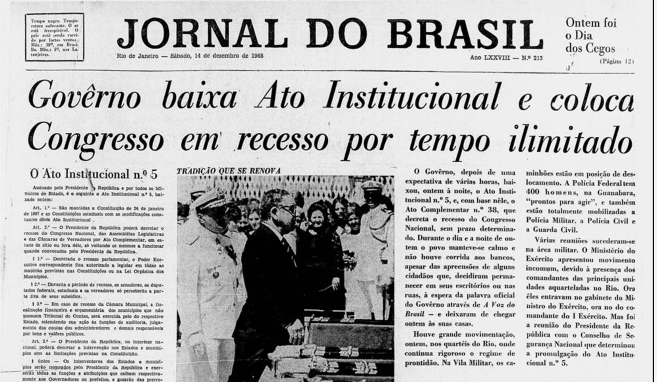 Imagem em preto e branco de uma página do jornal Jornal do Brasil, datada de sábado, 14 de dezembro de 1968. No topo da página, lê-se a manchete em letras grandes: Governo baixa Ato Institucional e coloca Congresso em recesso por tempo ilimitado. A notícia se refere à decretação do Ato Institucional nº 5 (AI-5), medida extrema do regime militar brasileiro que suspendeu garantias constitucionais, fechou o Congresso Nacional e deu plenos poderes ao presidente da República, marcando o período mais autoritário da ditadura. À esquerda, o jornal transcreve trechos do próprio texto do AI-5. No centro da página, há uma fotografia mostrando o então presidente Arthur da Costa e Silva em um evento oficial, cercado de militares e civis. À direita da imagem, a matéria continua, descrevendo o impacto imediato da medida e a mobilização das forças de segurança.
