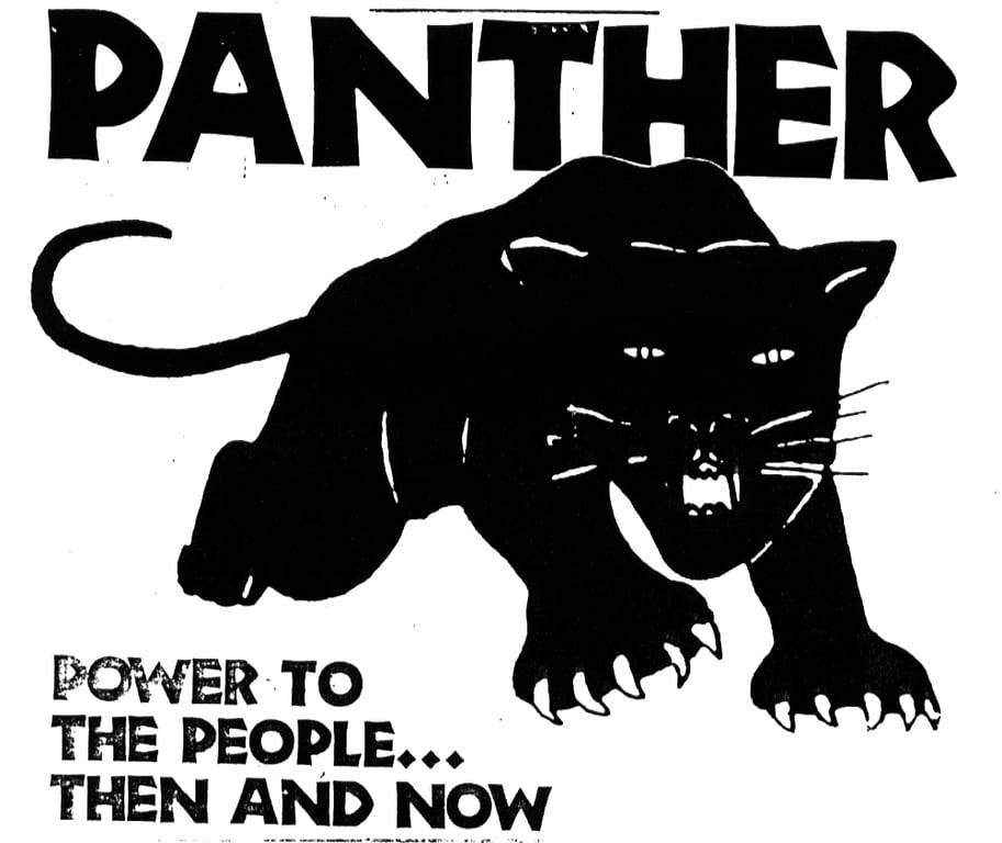 Cartaz em preto e branco do Partido dos Panteras Negras. No topo, em letras maiúsculas e grandes, está escrito PANTHER. Abaixo, no centro da imagem, aparece uma pantera preta em posição de ataque, com garras estendidas, corpo inclinado para frente e dentes à mostra, transmitindo força e ameaça. No canto inferior esquerdo, está a frase em inglês: POWER TO THE PEOPLE… THEN AND NOW