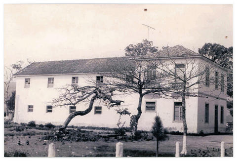 Fotografia em preto e branco da Colônia Penal Agrícola Desembargador Urbano Salles, mostrando instalações do período em que colônias agrícolas eram usadas para segregação e controle de populações marginalizadas.
