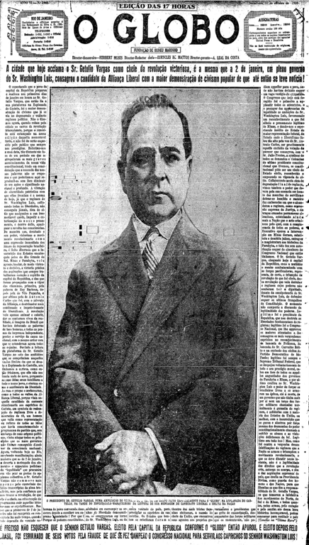 Capa do jornal O Globo, edição das 17 horas de 31 de outubro de 1930. No centro da página, uma fotografia em preto e branco mostra Getúlio Vargas em traje formal, com paletó escuro e gravata, olhando seriamente para a câmera, com as mãos cruzadas à frente do corpo. O retrato ocupa quase toda a altura da primeira página. Ao redor da imagem, longas colunas de texto exaltam a figura de Vargas como líder da 'revolução vitoriosa', prestes a assumir a presidência. Em destaque no topo, o título 'A cidade que hoje aclama o Sr. Getúlio Vargas como chefe da revolução vitoriosa...' e, ao final da página, uma chamada crítica à fraude eleitoral que impediu sua posse anterior. O contexto refere-se à cobertura do jornal três dias antes da posse de Vargas, relembrando a eleição fraudulenta vencida por Júlio Prestes e ressaltando a consagração de Vargas como líder popular e presidente prestes a assumir. Esta manchete e reportagem condiz com a linha editorial do jornal.
