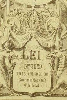 Imagem do Decreto-Lei nº 3.029, de 9 de janeiro de 1881, conhecido como Lei Saraiva, que reformou a legislação eleitoral do Brasil. A imagem central exibe uma ilustração detalhada do decreto-lei, com o número '3029' em destaque no centro. O topo da imagem é adornado com um brasão imperial, coroado e cercado por folhas de louro e ornamentos. Na base, duas figuras de dragões sustentam uma faixa que contém a inscrição 'Reforma da Legislação Eleitoral'. O fundo apresenta uma composição decorativa, com cortinas drapeadas e colunas ornamentadas.