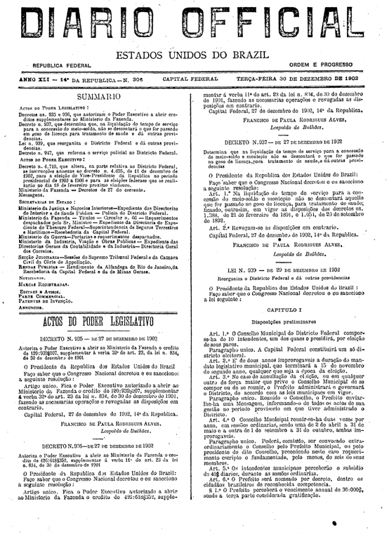 Uma página do Diário Oficial dos Estados Unidos do Brasil em preto e branco, mostra texto com diversas notícias, leis e avisos. A página é dividida em colunas com títulos e textos, indicando diferentes seções e tópicos. A disposição do texto é organizada em parágrafos e listas, com elementos gráficos como títulos e subtítulos para facilitar a leitura. A iluminação é uniforme, sem sombras marcadas, e a imagem está enquadrada de forma frontal, sem perspectiva acentuada.