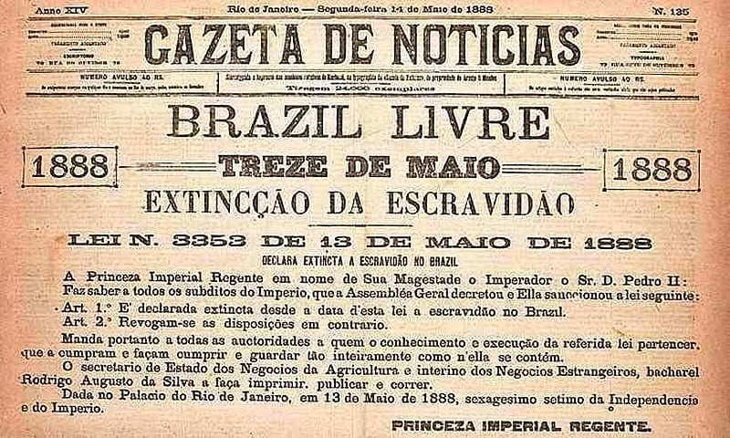 Manchete do jornal Gazeta de Notícias do dia 13 de maio de 1888. A página tem um fundo amarelado pela época e traz o título 'Brasil Livre' em letras grandes e em negrito. Abaixo, está a data 'Treze de Maio' e a expressão 'Extinção da escravidão'. Há um texto que exibe a transcrição da Lei nº 3353, de 13 de maio de 1888, assinada pela Princesa Isabel, declarando o fim da escravidão no Brasil. O layout apresenta tipografia serifada e impressão em preto sobre o fundo bege.