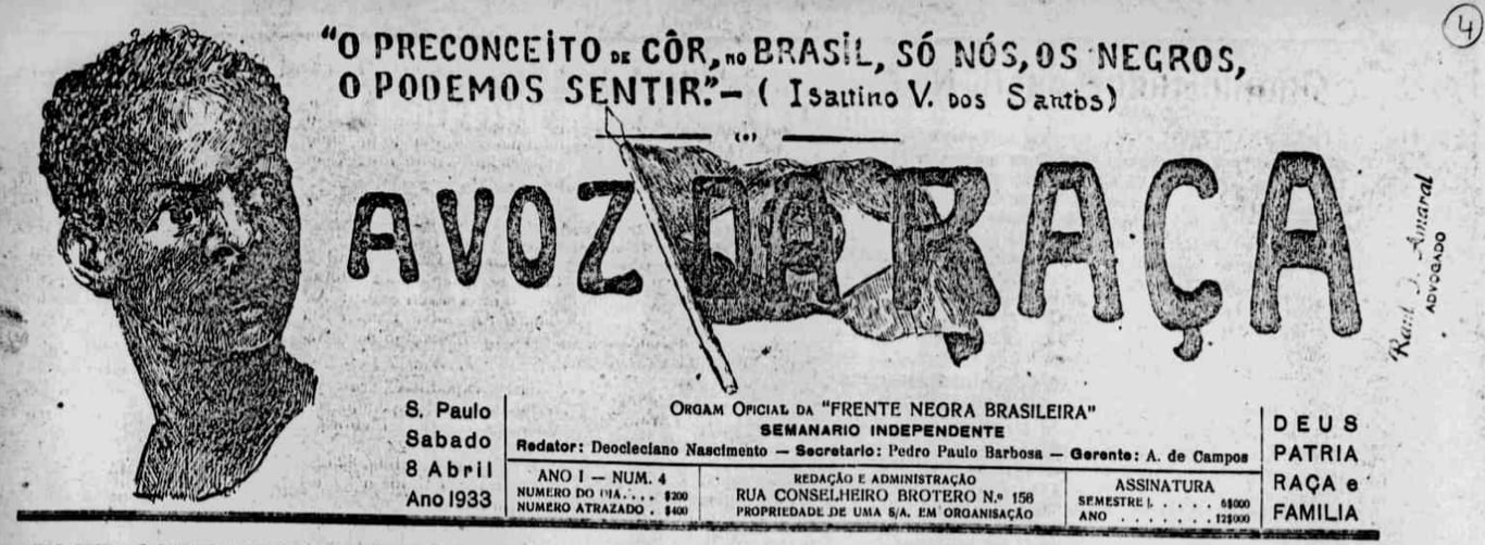 Imagem da capa do jornal A Voz da Raça, datado de sábado, 18 de março de 1933, publicado em São Paulo. Trata-se do órgão oficial da Frente Negra Brasileira, organização política e social formada por pessoas negras na década de 1930. Na parte superior, o título do jornal é ilustrado com um desenho impactante: um homem negro de perfil grita em direção a uma bandeira com o nome do jornal. Ao lado, há um brasão com os dizeres 'Frente Negra Brasileira'.