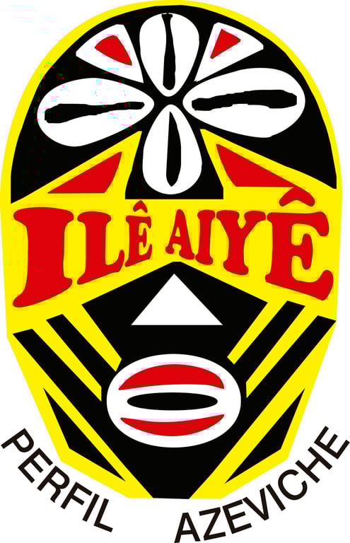 Logotipo colorido do bloco afro Ilê Aiyê, em formato de escudo oval com bordas amarelas. No centro, há uma figura estilizada em preto, amarelo, vermelho e branco que lembra uma máscara africana. Na parte superior, dentro de um fundo preto, aparece um desenho branco com contornos pretos e detalhes vermelhos que lembram búzios dispostos em forma de flor. Abaixo, em letras grandes e vermelhas, está escrito ILÊ AIYÊ. No centro inferior, há um triângulo branco apontando para cima e uma forma oval com traços pretos e vermelhos. Faixas diagonais amarelas e pretas completam a composição. Na base do escudo, em letras pretas, lê-se PERFIL AZEVICHE.