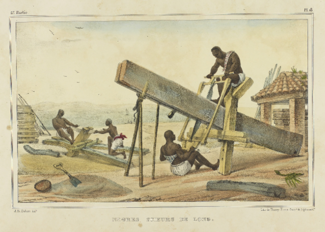 A imagem é uma gravura colorida retratando trabalhadores negros em uma cena de serraria ao ar livre. Ao centro, dois homens operam uma grande serra manual para cortar um tronco de madeira apoiado em uma estrutura elevada, com um homem em cima e outro embaixo manuseando a ferramenta. Ambos estão vestidos com roupas simples. No plano de fundo, há mais três homens envolvidos em outras atividades manuais, como serrar madeira e carregar materiais. Uma construção rústica com um telhado de palha está à direita, e ferramentas como pá e machado estão espalhadas pelo chão arenoso. O título da gravura é 'Negres Scieurs de Long,' que pode ser traduzido como 'Negros serradores de madeira.'