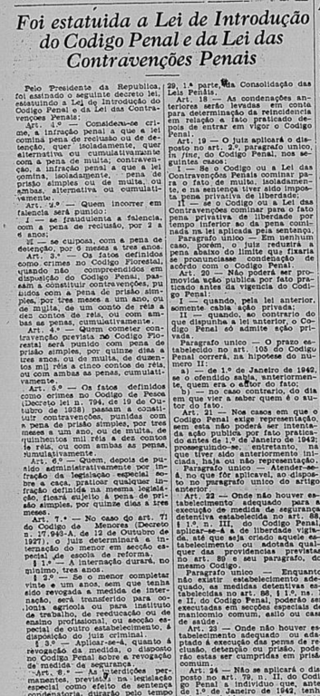 Recorte de jornal antigo, em preto e branco, com o título em letras grandes e centralizadas: 'Foi estatuída a Lei de Introdução do Código Penal e da Lei das Contravenções Penais'. Abaixo do título, há várias colunas de texto justificado, com tipografia típica da imprensa dos anos 1940. O artigo começa com a menção ao Presidente da República, que assinou o decreto-lei, e segue explicando as distinções entre crime e contravenção, além de penalidades aplicáveis. O texto aborda tópicos como fraudes, falência, crimes ambientais e a aplicação da nova legislação a menores de idade. À direita da imagem, a diagramação vertical em colunas revela um documento de caráter oficial e legislativo, enfatizando o tom normativo e técnico da publicação. Não há imagens ou elementos gráficos, apenas texto impresso em preto sobre fundo branco envelhecido.