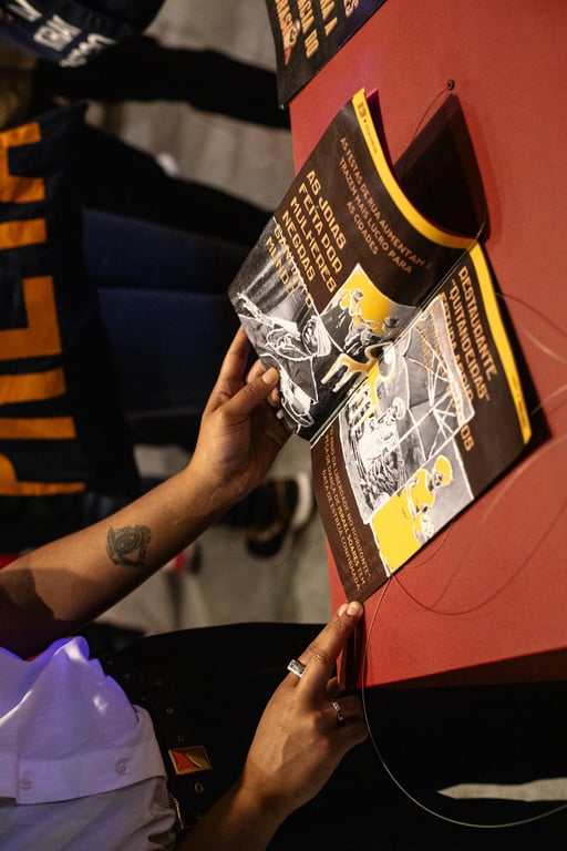 Público visitando a exposição